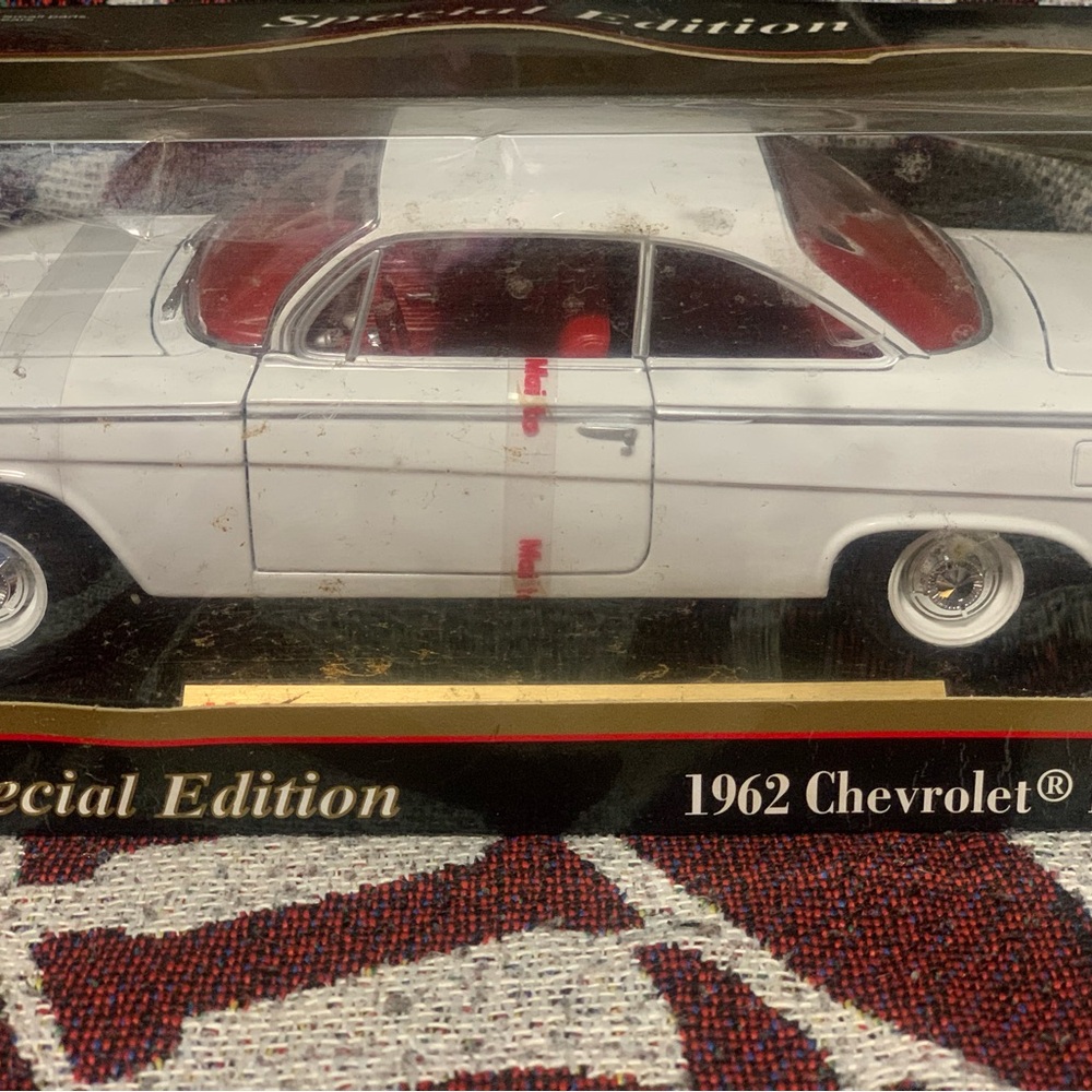 Maisto 1962 Chevrolet Bel Air Model Car - Picture 2 of 4